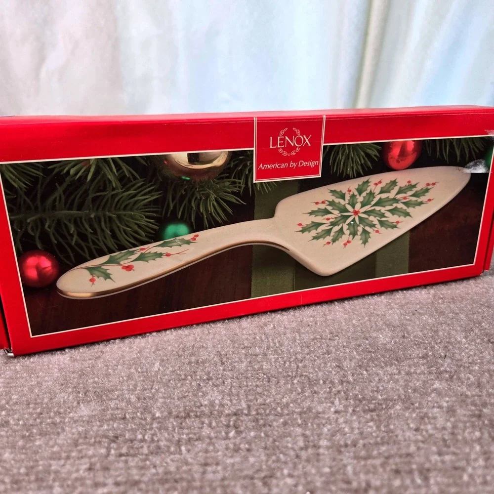 Lenox Holiday Dessert Server Ivory Bone China Gold Trim Holly Berry‎ Christmas